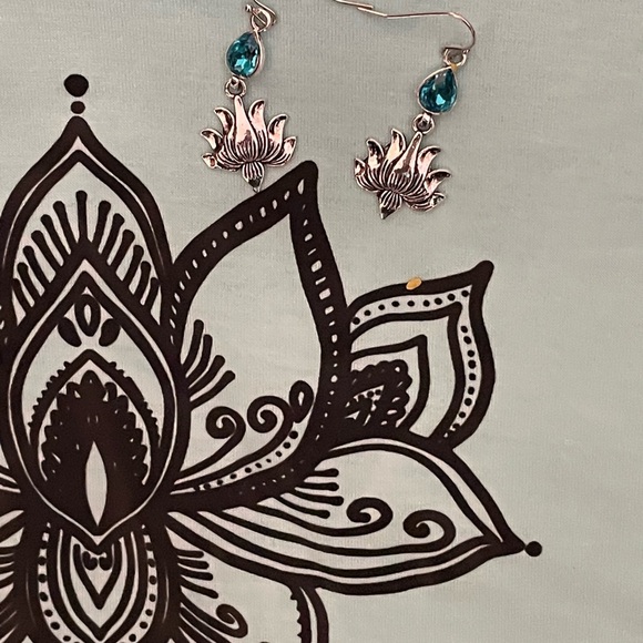 Lotus Flower Earrings NIP Sliver with Blue Stone - Picture 1 of 3